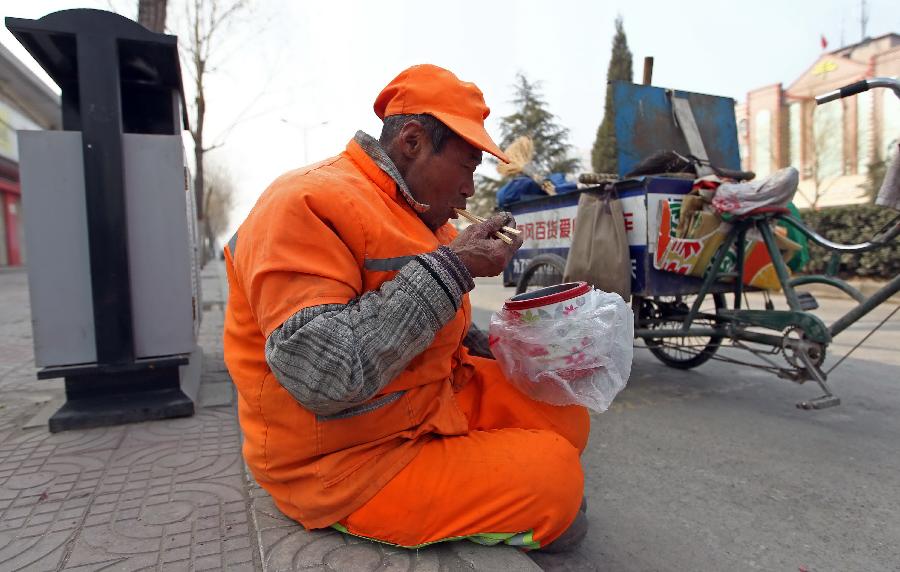 輸送帶廠家：暖心！老人高溫下賣菜城管買下送環(huán)衛(wèi)工